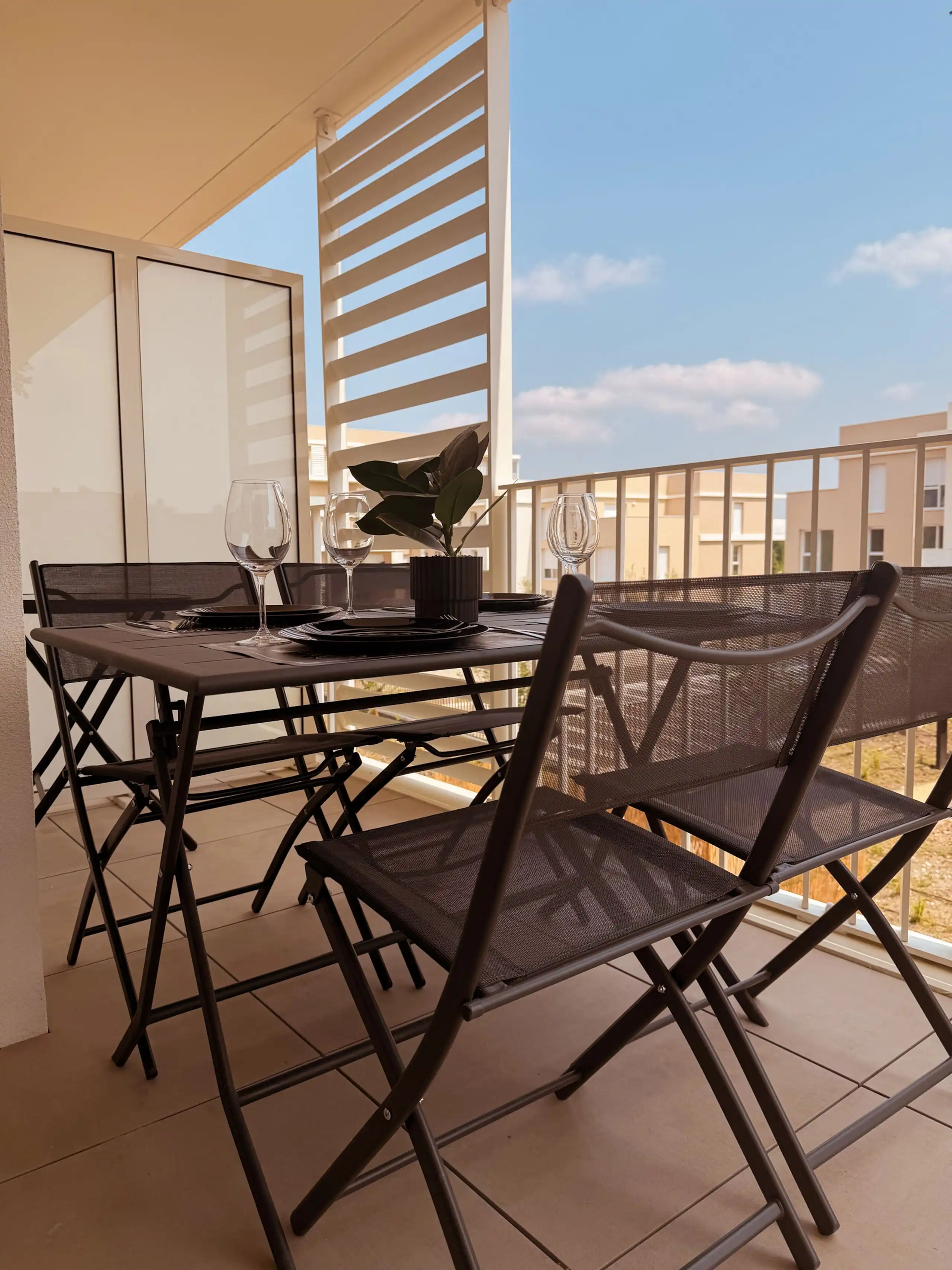 The furnished balcony at Nakama House with table and chairs, in Monteux, Provence — photo 2
