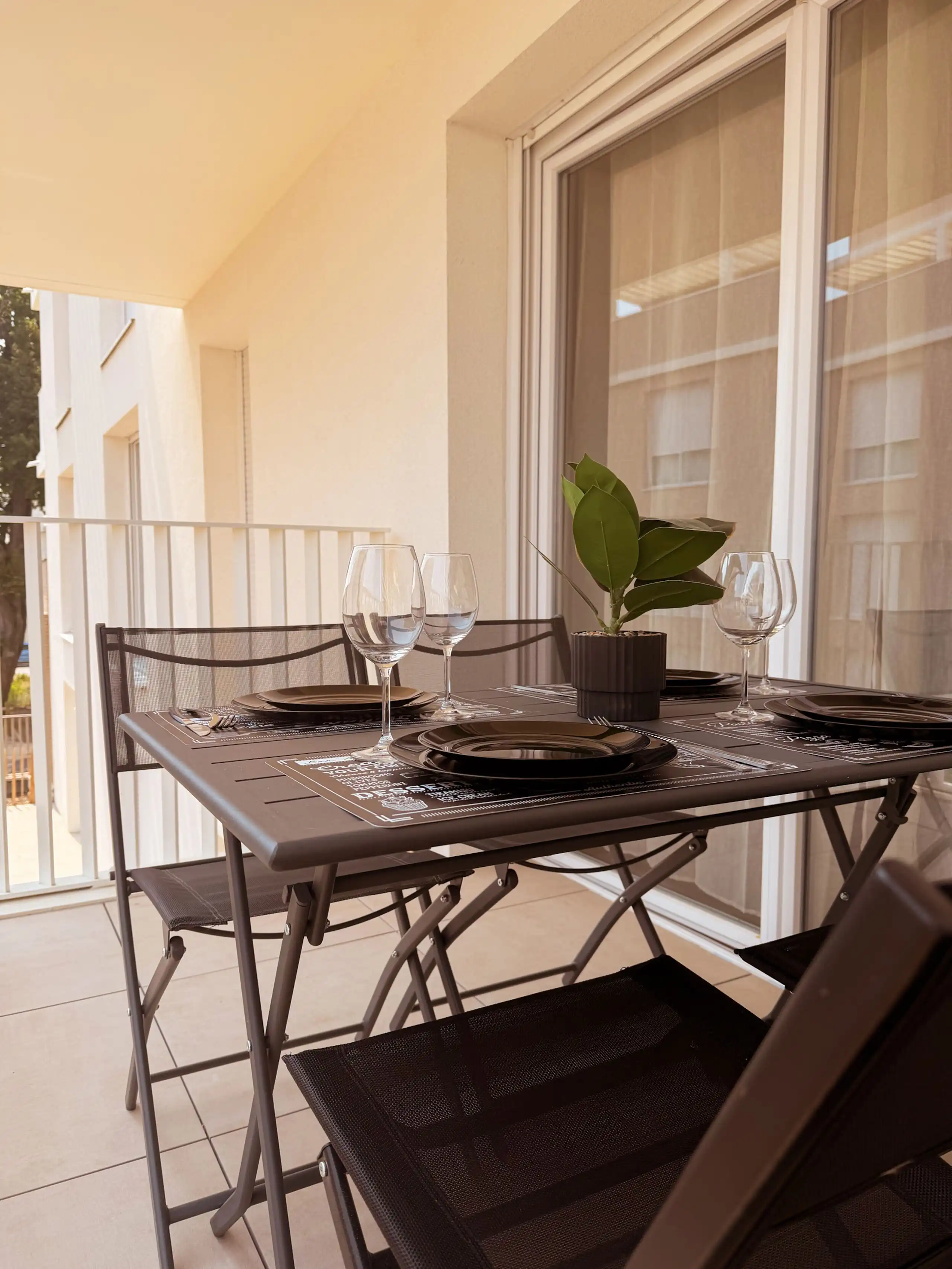 The furnished balcony at Nakama House with table and chairs, in Monteux, Provence — photo 3
