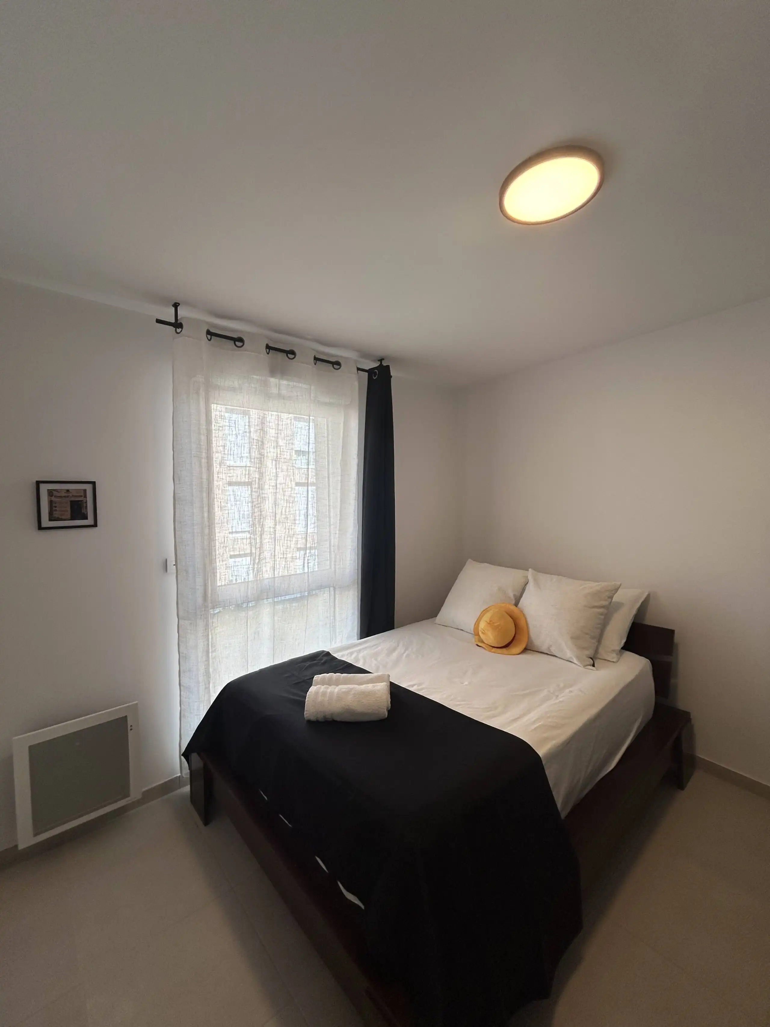The bedroom at Nakama House with a double bed and a bunk bed, decorated in a manga world — photo 4