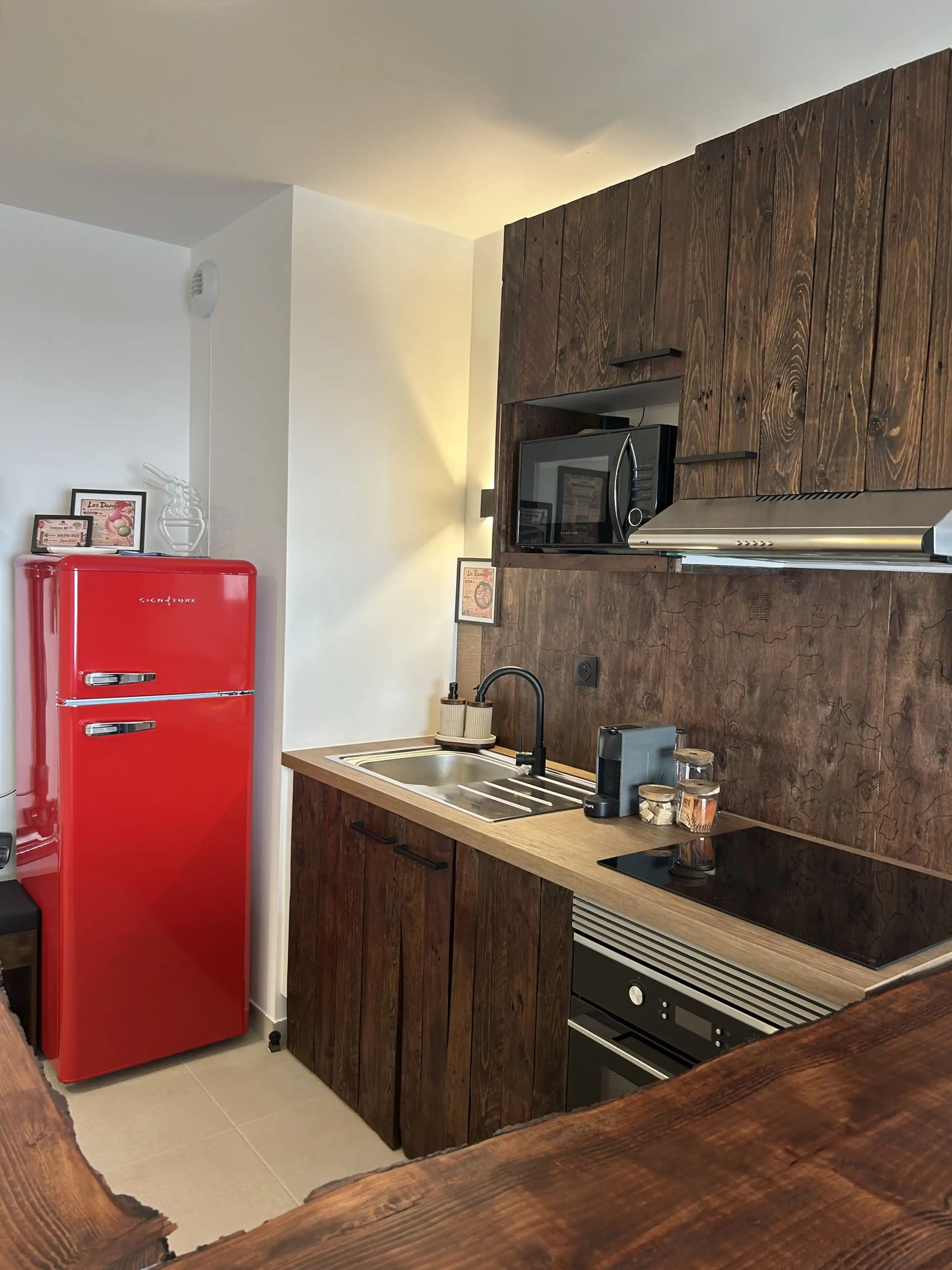 The fitted kitchen at Nakama House with its made-to-measure solid wood worktop — photo 10