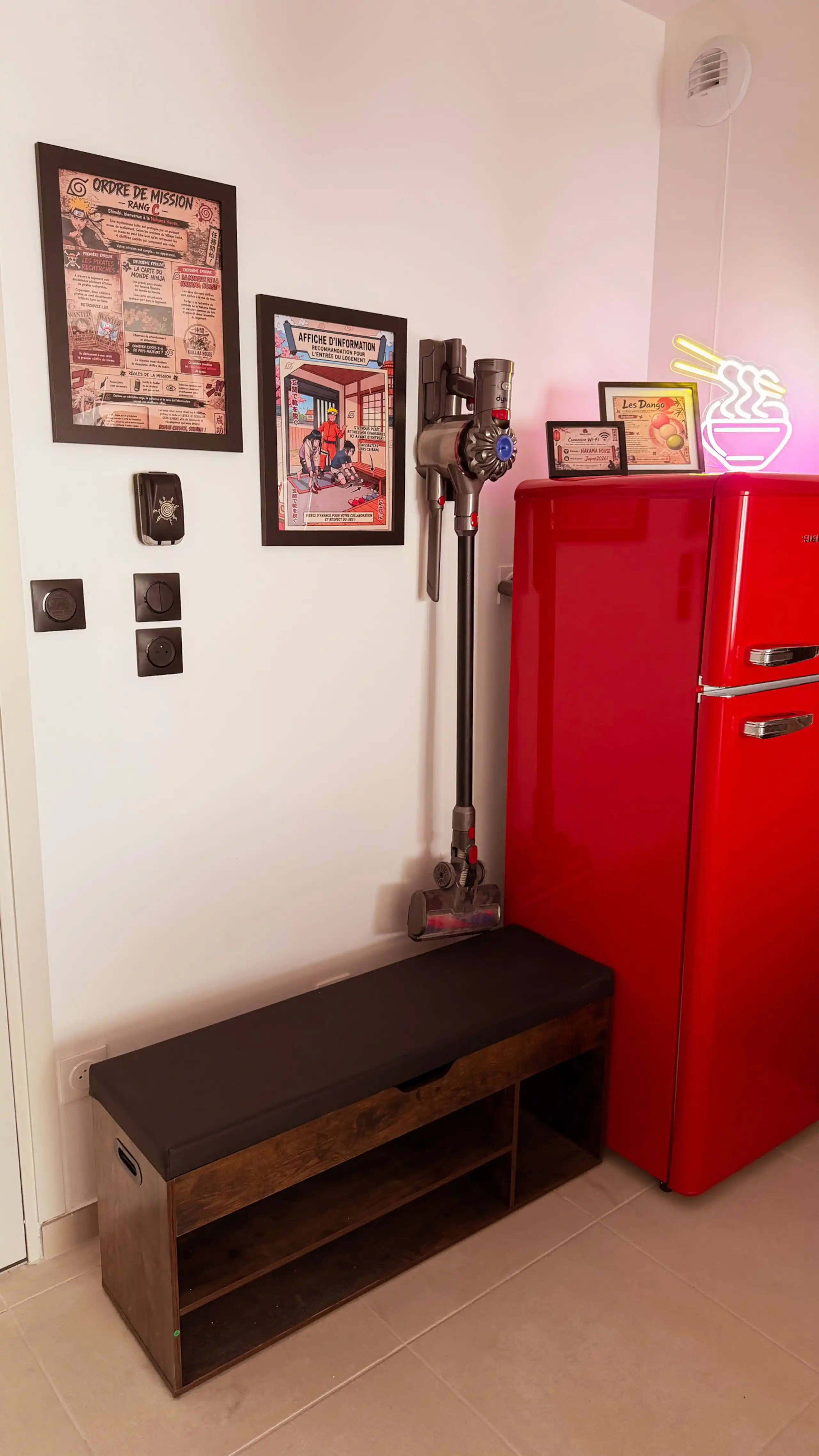 A detail of the Japanese decor and the manga references inside Nakama House — photo 3