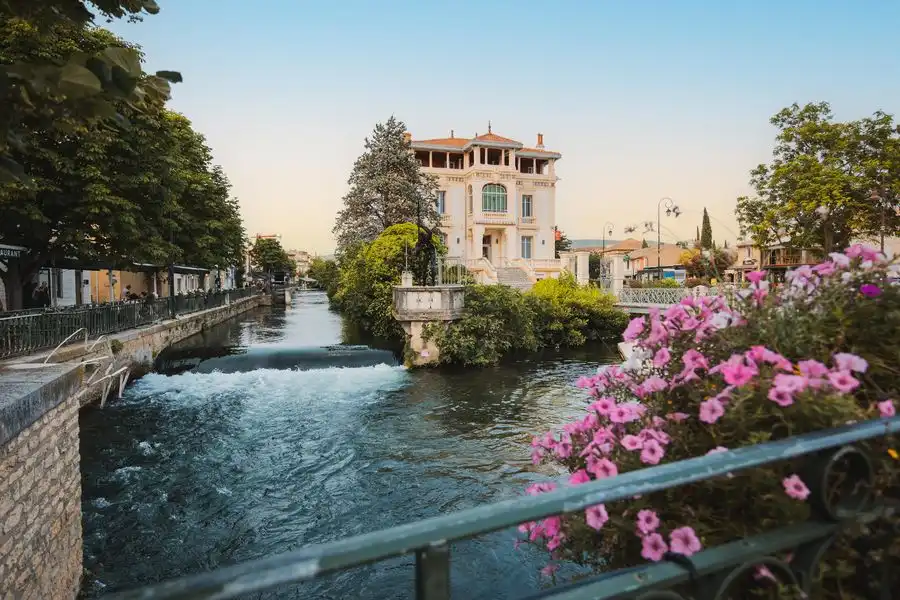 L’Isle-sur-la-Sorgue — Antique shops and markets
