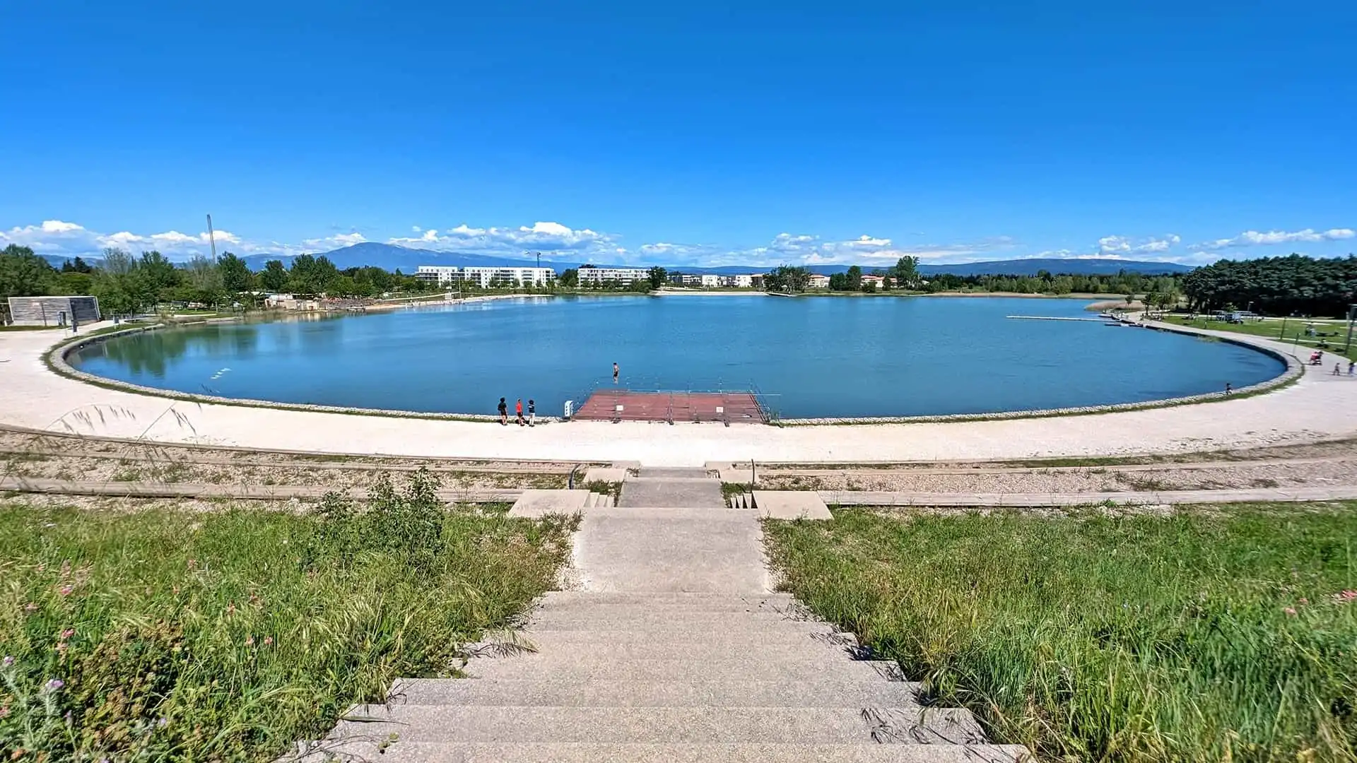 Lake Monteux — Swimming and walks